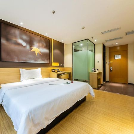 Iu Hotel Chongqing Jiefangbei Exteriör bild