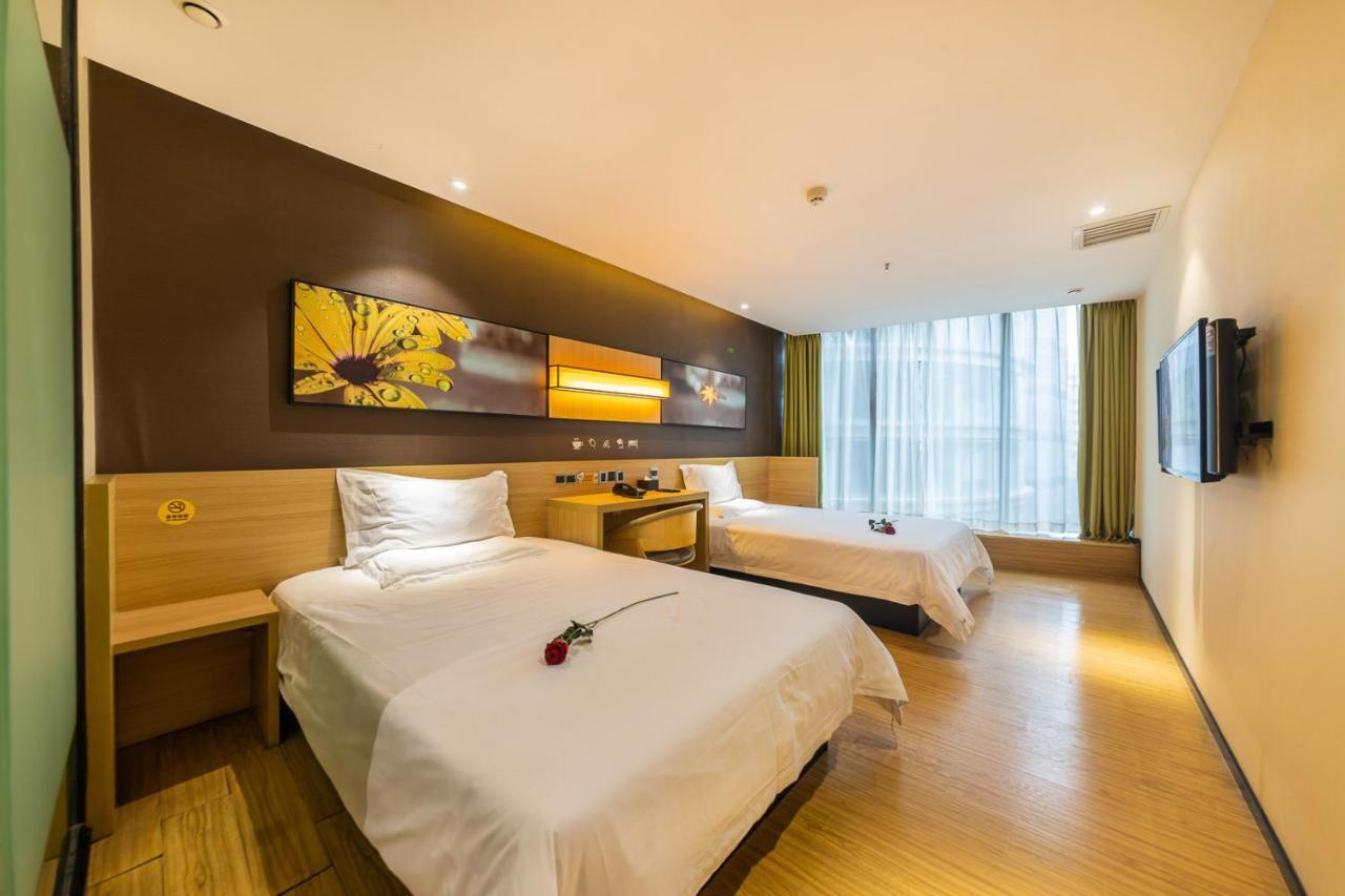 Iu Hotel Chongqing Jiefangbei Exteriör bild