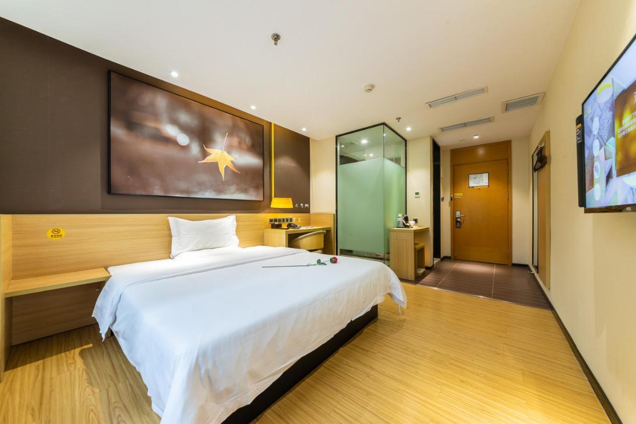 Iu Hotel Chongqing Jiefangbei Exteriör bild