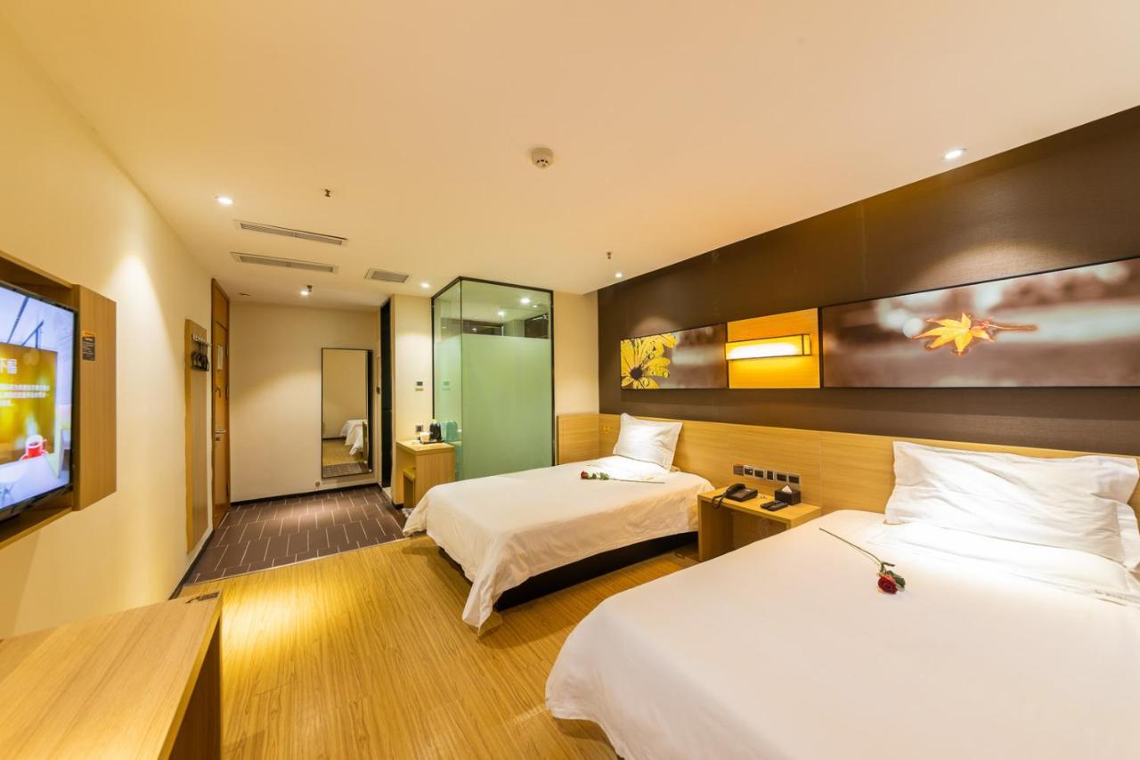 Iu Hotel Chongqing Jiefangbei Exteriör bild