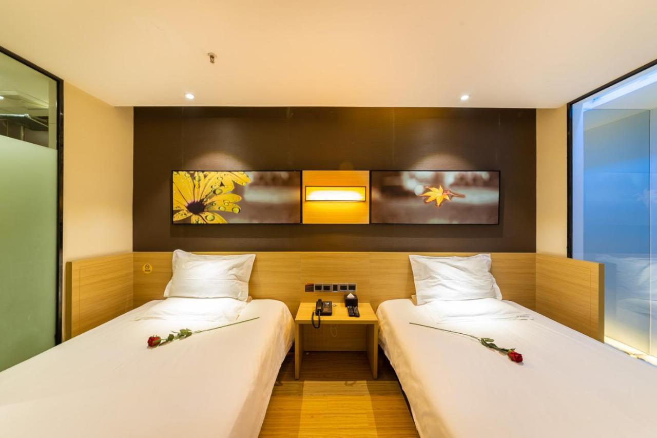 Iu Hotel Chongqing Jiefangbei Exteriör bild