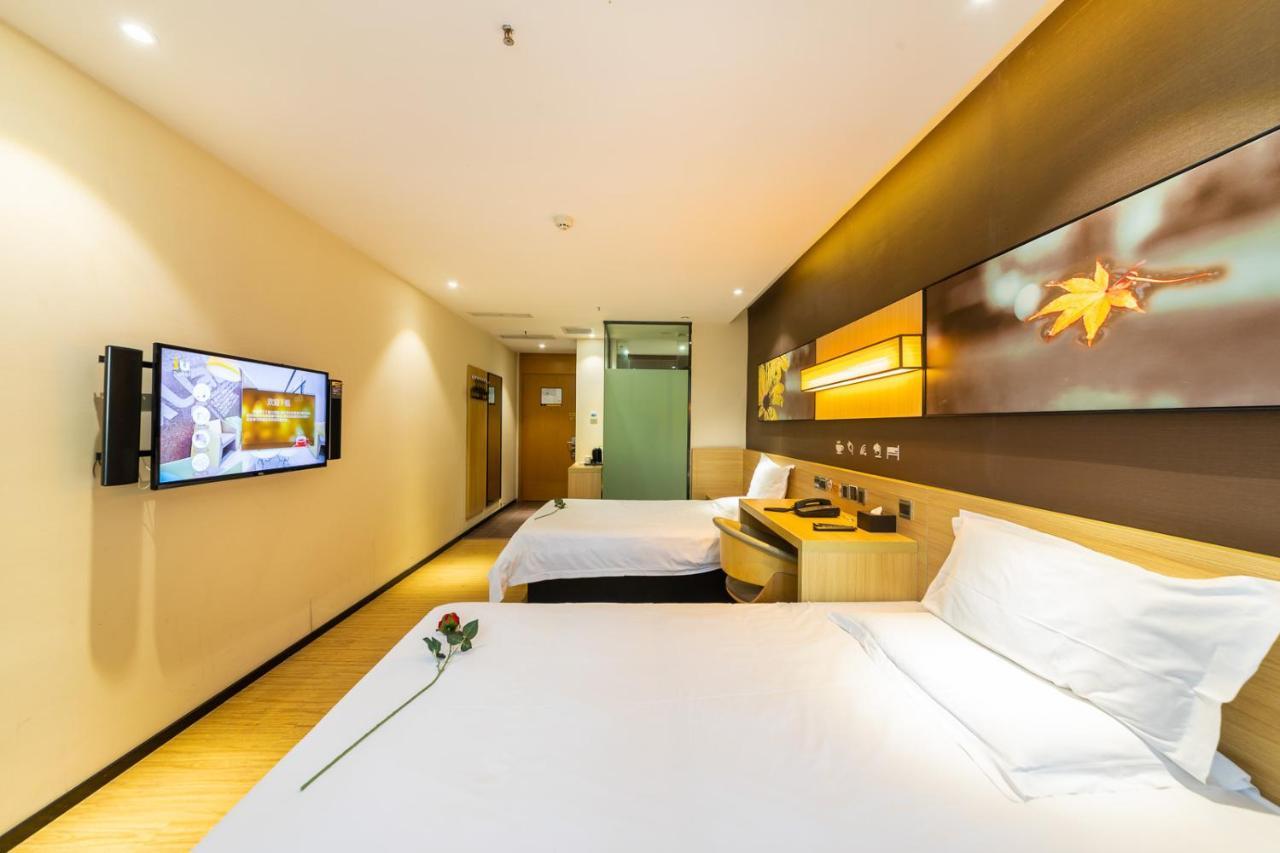 Iu Hotel Chongqing Jiefangbei Exteriör bild