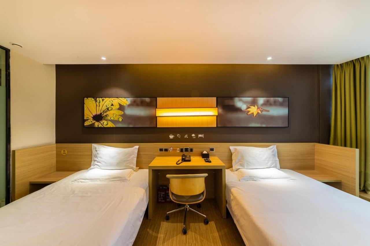 Iu Hotel Chongqing Jiefangbei Exteriör bild