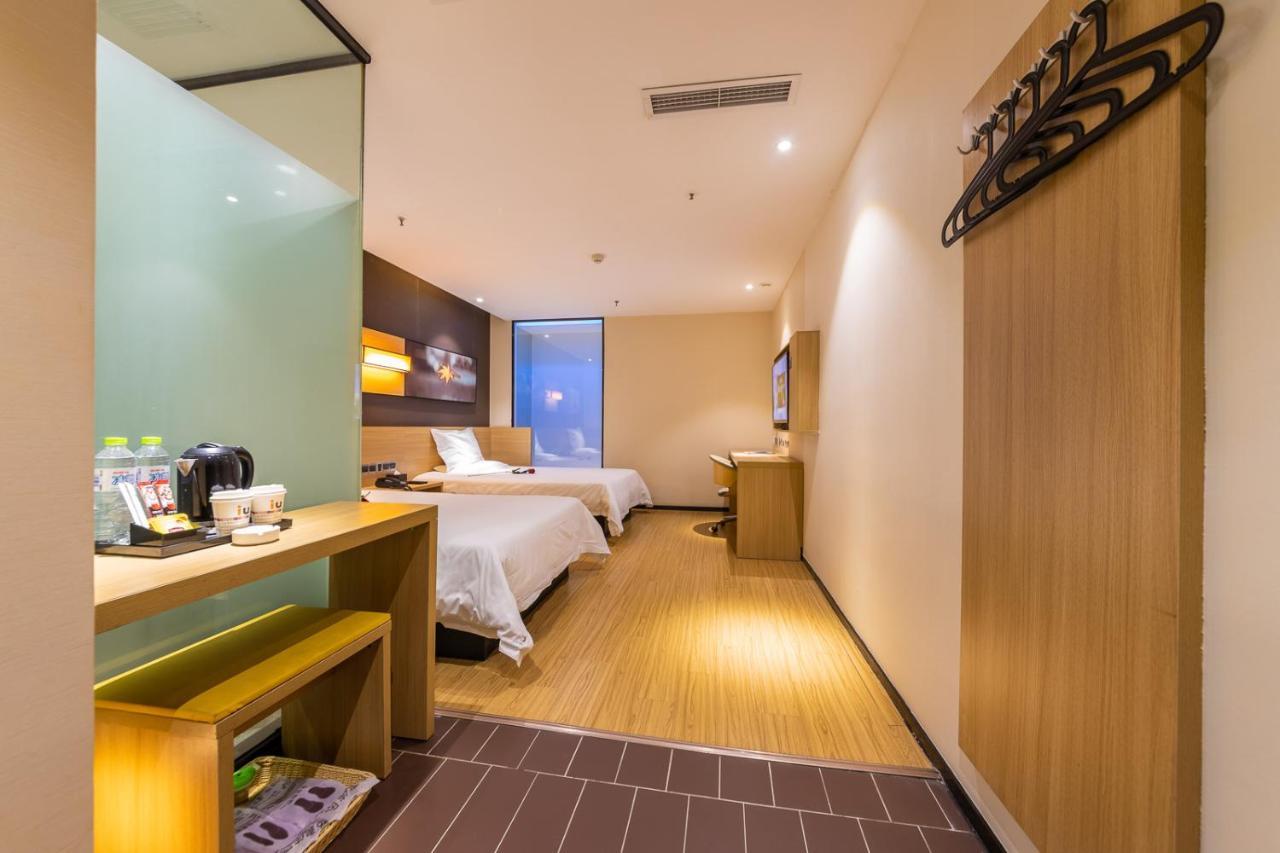 Iu Hotel Chongqing Jiefangbei Exteriör bild