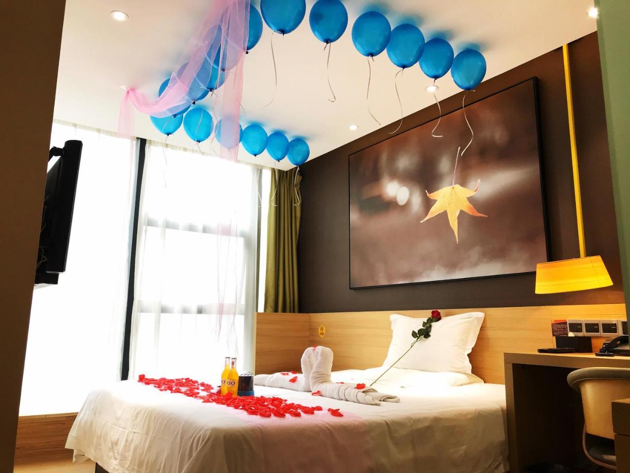 Iu Hotel Chongqing Jiefangbei Exteriör bild