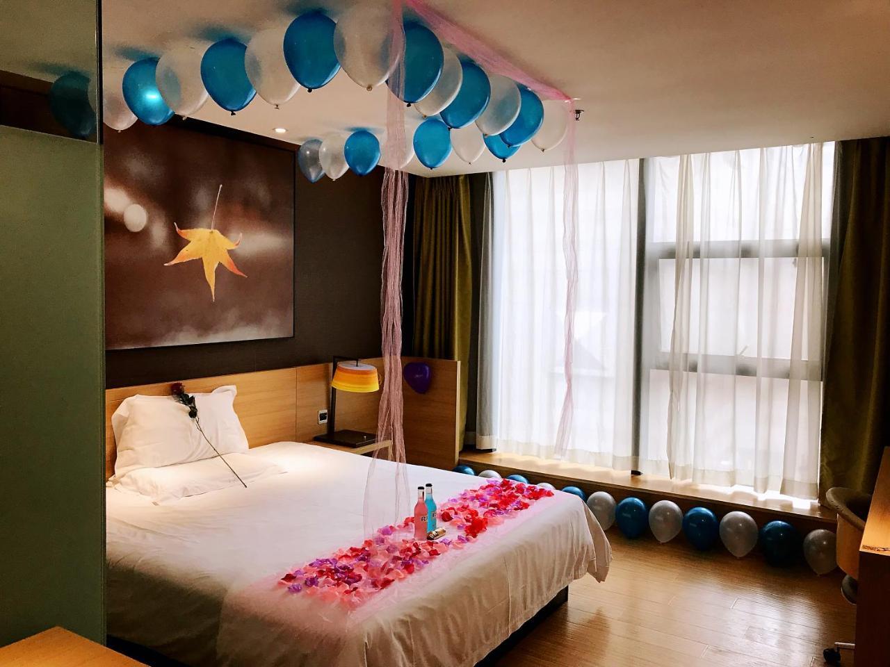 Iu Hotel Chongqing Jiefangbei Exteriör bild