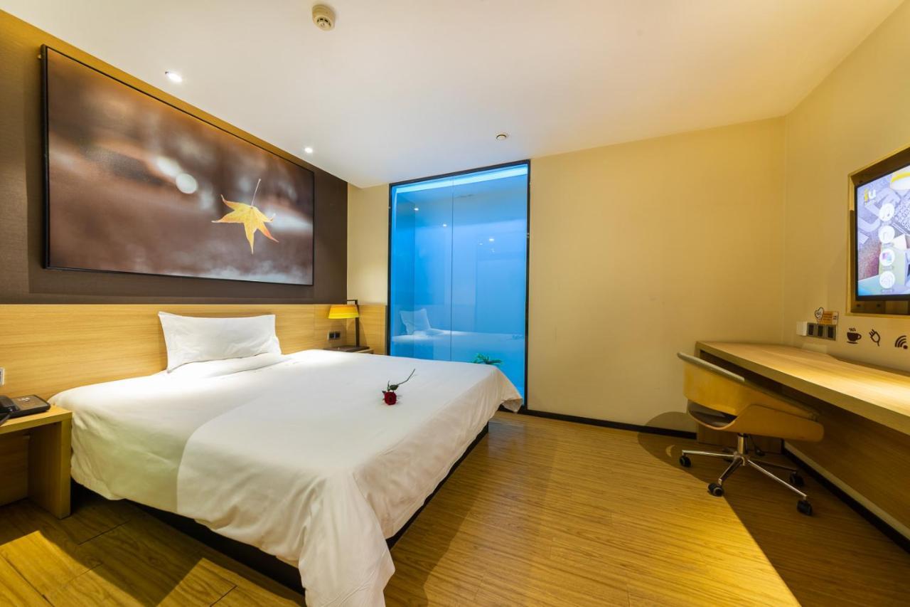 Iu Hotel Chongqing Jiefangbei Exteriör bild
