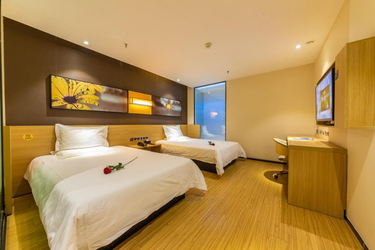 Iu Hotel Chongqing Jiefangbei Exteriör bild