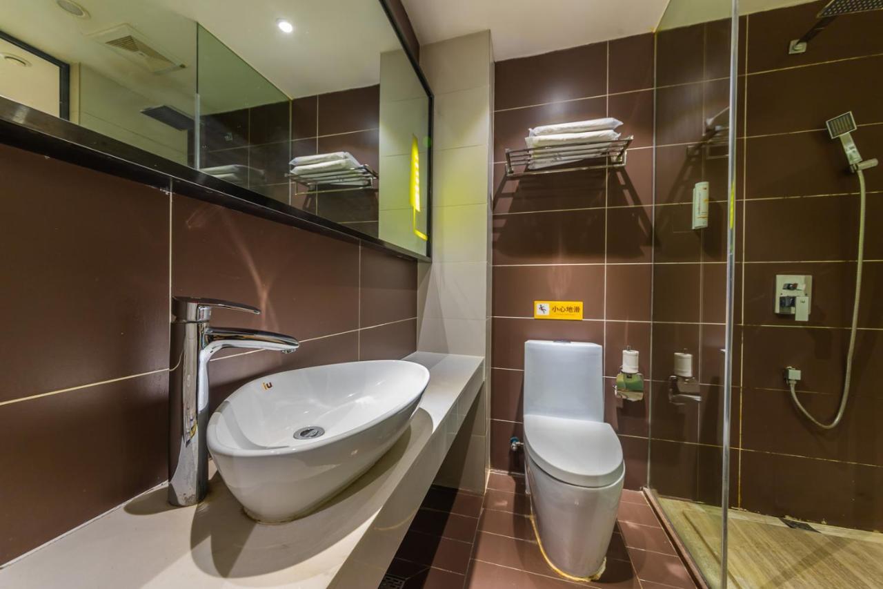 Iu Hotel Chongqing Jiefangbei Exteriör bild