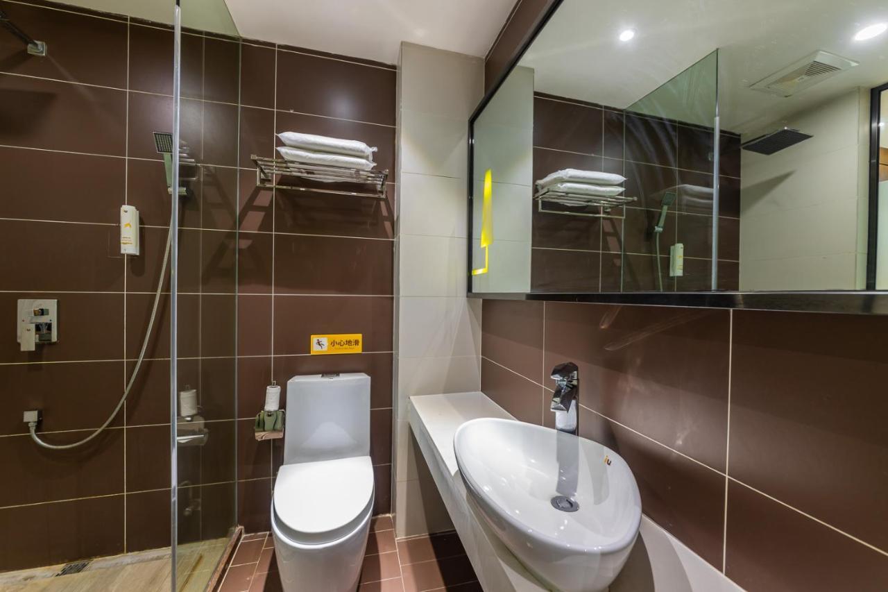 Iu Hotel Chongqing Jiefangbei Exteriör bild